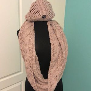 Ugg: scarf, hat, gloves set